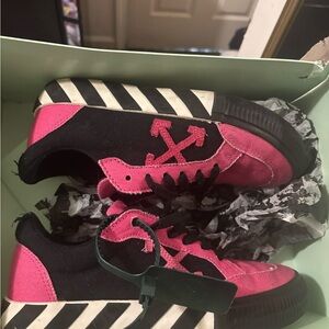 Off-White Pink and Black Sneakers Sporty Design